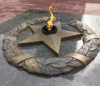 Бронзовый венок со звездой вечного огня в Тюмени (518550)